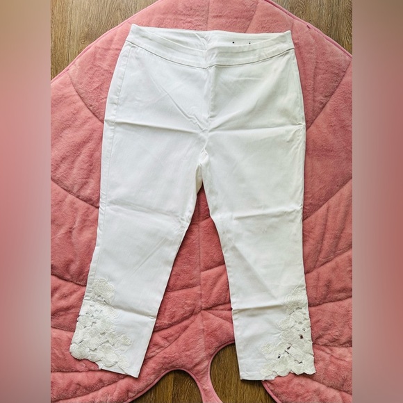 INC International’s Concept Women's White Cropped Pants - Picture 2 of 8